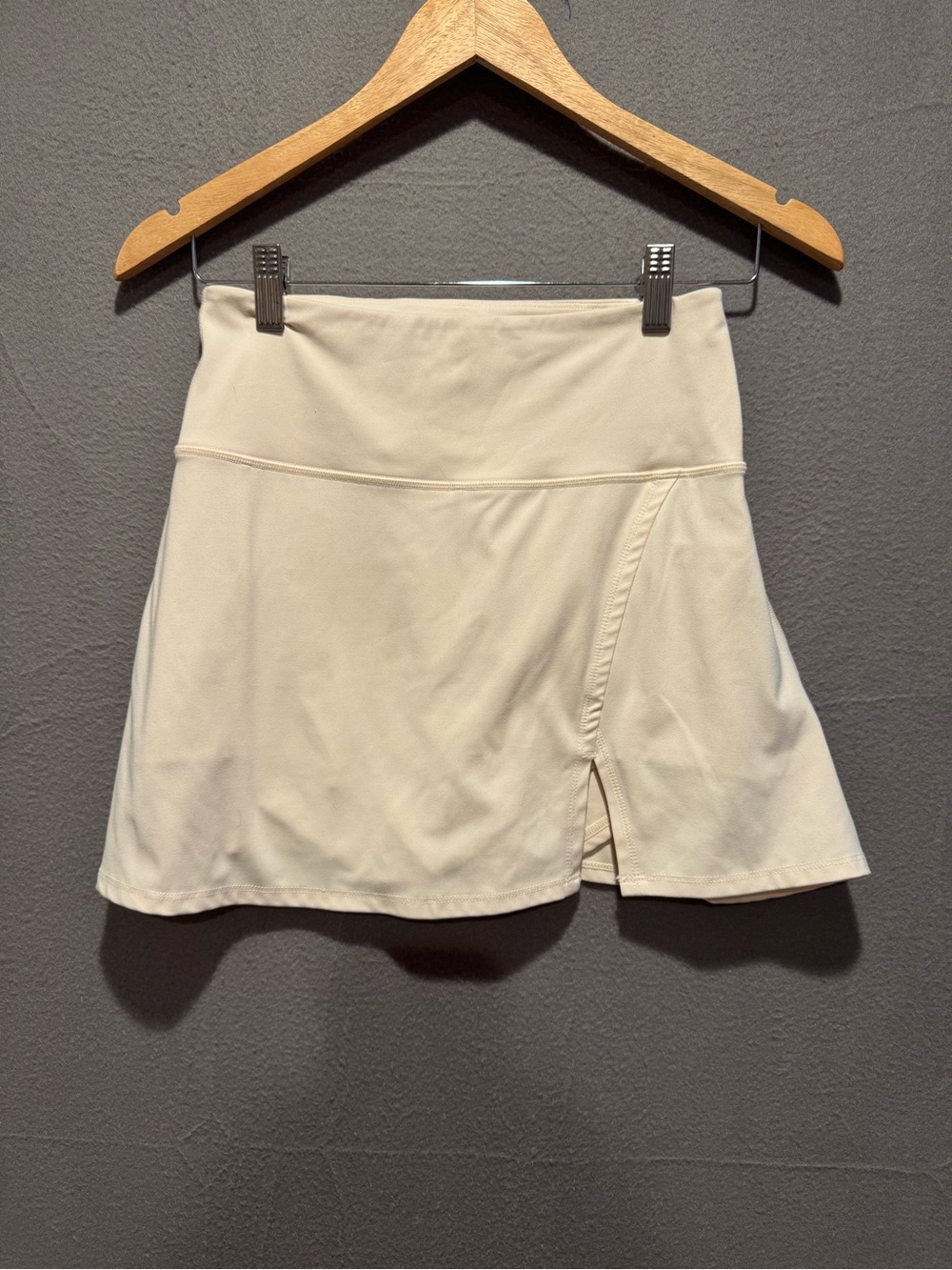 Revolve WellBeing + BeingWell Womens Cream Athletic Skort with Front Slit